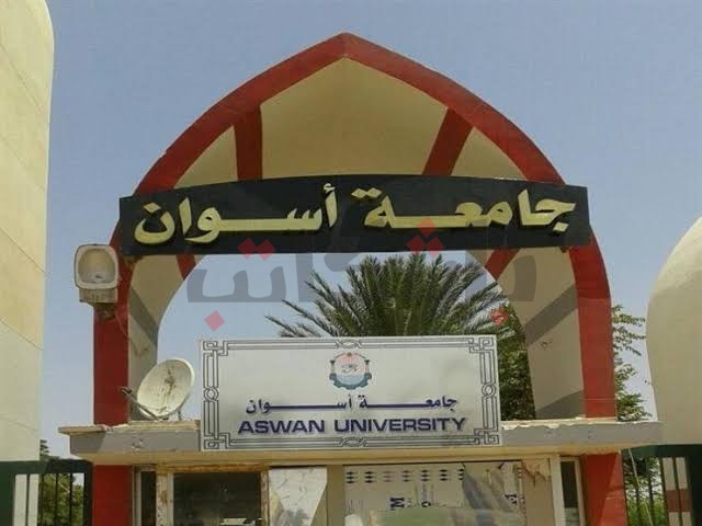 الكتاب الإلكتروني يثير القلق بجامعة أسوان.. وطلاب: يُحملنا عبئًا ماديًا