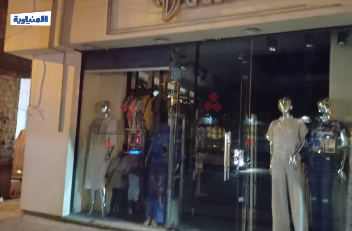 بعد قرار إغلاقها مبكرًا.. محال المنيا تحاول تفادي الخسائر
