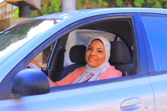 "تاكسي البنات".. منى سائقة للسيدات فقط في صعيد مصر