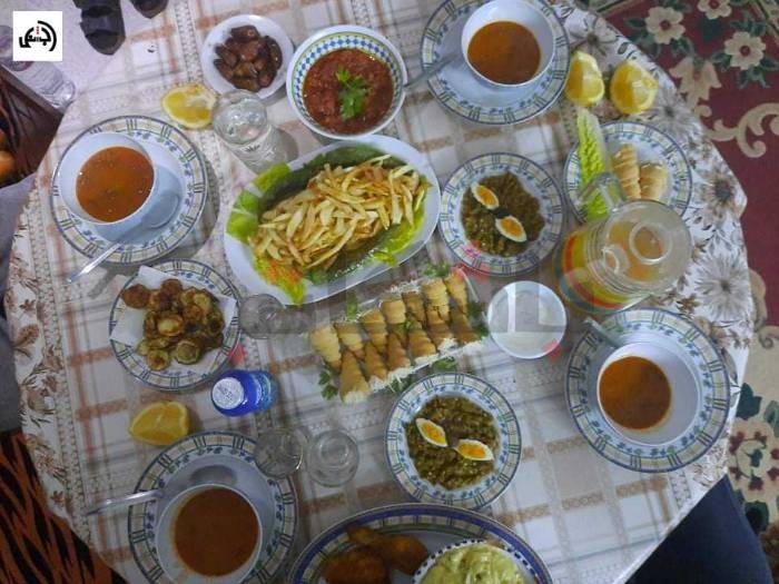 مرطبات ودجاج مطبوخ ولمة عيلة.. استعدادات بني خلاد لاستقبال العام الجديد