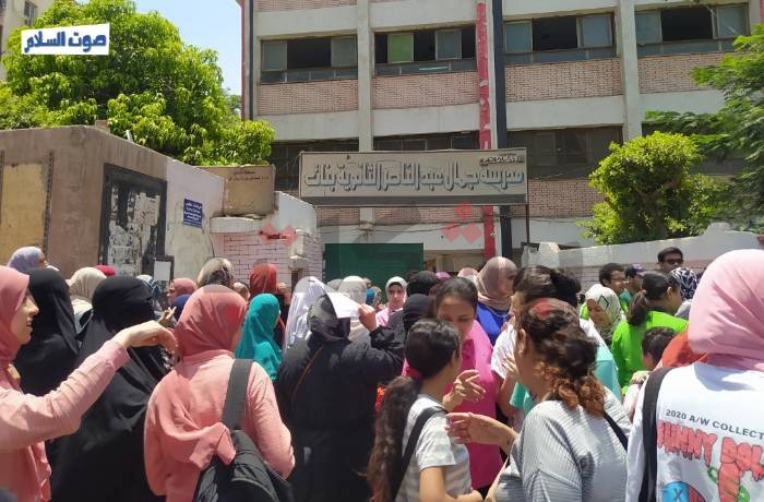 قلة المراوح وانتظار أولياء الأمور.. ملامح اليوم الأول بامتحانات الثانوية العامة