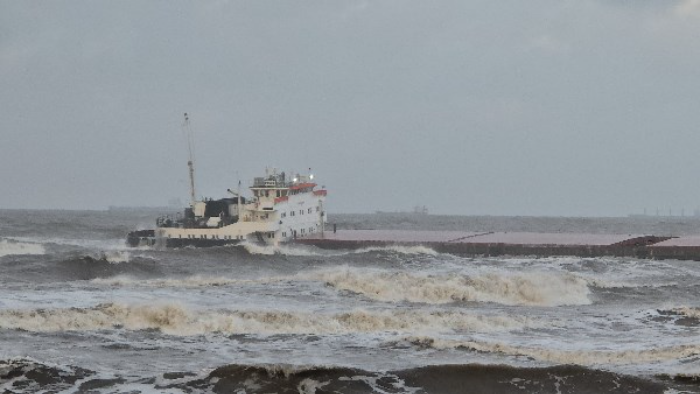 جنوح السفينة "FENER" على شاطئ بورسعيد بسبب سوء الأحوال الجوية