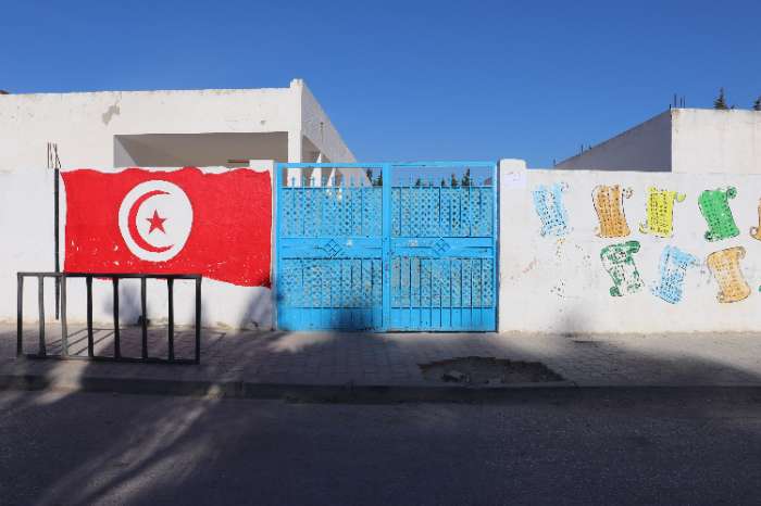 "الجالية الخلادية  تتبرع بـ 12 سبورة لمدرستي  التحرير و زروق