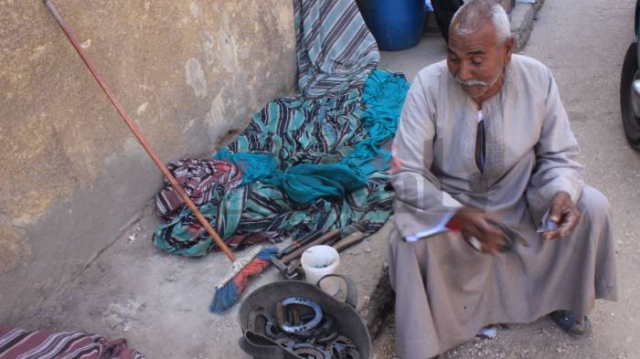 حُدوات الحاج عرفة.. عمر طويل لخطوات ثابتة