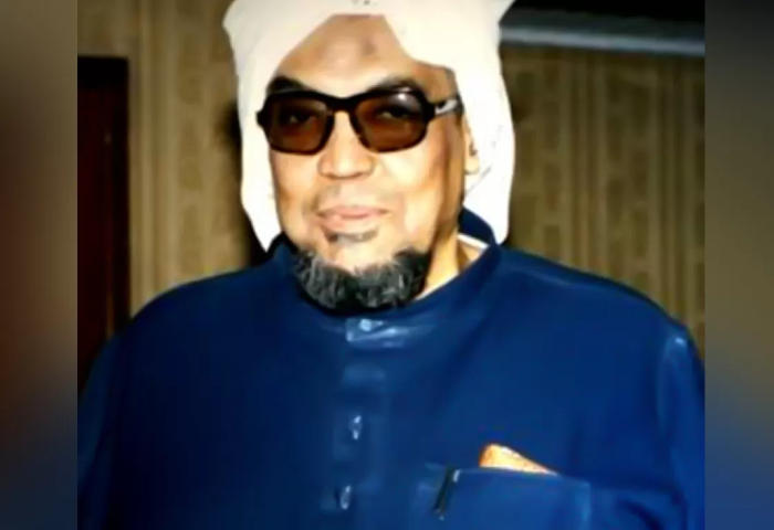 رحلة "الشيخ الأحمر" بين الحرية والسؤال