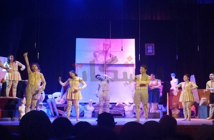 "هل تخيلت حياتك كمانيكان؟".. سؤال تطرحه مسرحية في بورسعيد