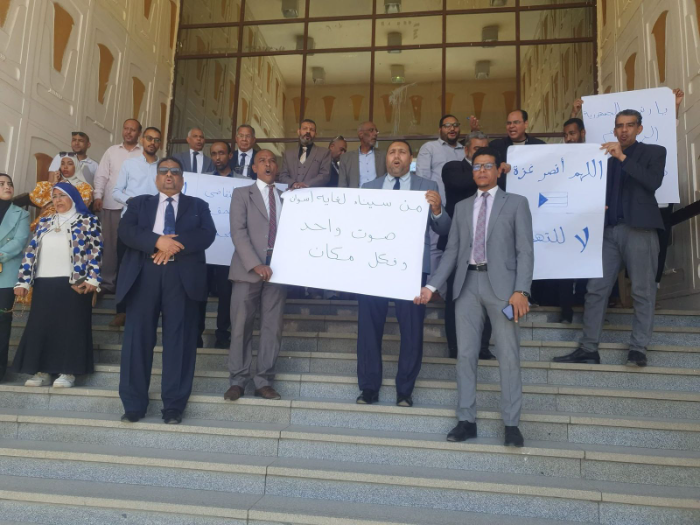 محامو أسوان ينظمون وقفة احتجاجية بسبب زيادة الرسوم القضائية