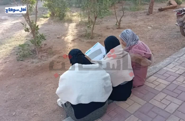 امتحان "التاريخ" بين سهل وصعب.. ارتباك طالبات أولى ثانوي بسوهاج