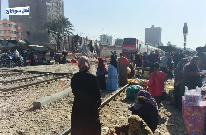 "10 دقائق كابوسية" فوضى مزلقان المراغة.. بين الزحام وانتظار القطار
