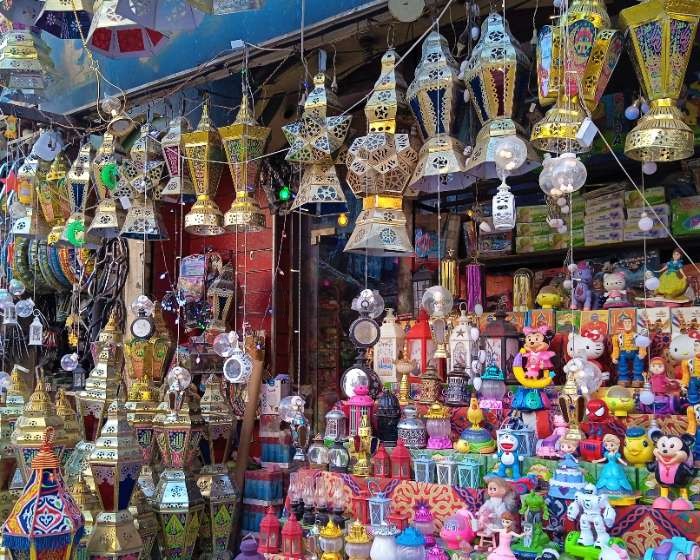 بين شراء الجديد والاستغناء.. تباين في الإقبال لشراء الفوانيس في سوهاج