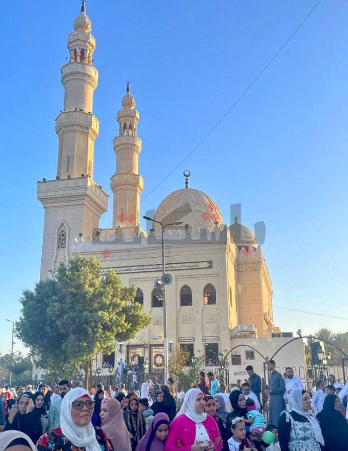 من الأطفال إلى كبار السن.. الجميع في صلاة العيد بأسوان