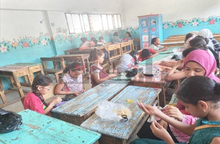 طلاب وطالبات ينضمون إلى ورش النشاط الصيفي بأسوان