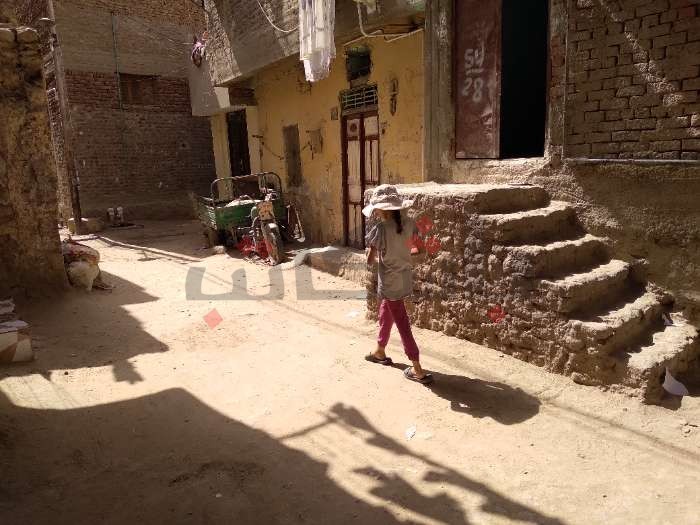 شاش مبلل وقبعة وزجاجة مياه.. أدوات البسطاء في مقاومة حرارة الطقس