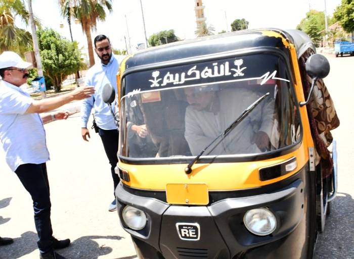 محافظ أسوان يوقف 4 عربات توك توك لعدم التزام سائقيها بخطوط السير