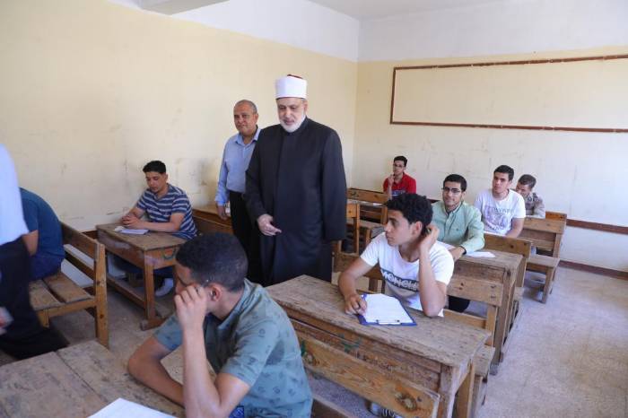 طلاب الثانوية الأزهرية يؤدون امتحان الحديث