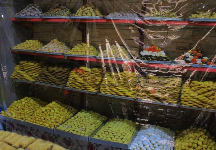 ألبوم صور - الكحك يزين محلات سوهاج لاستقبال عيد الفطر المبارك