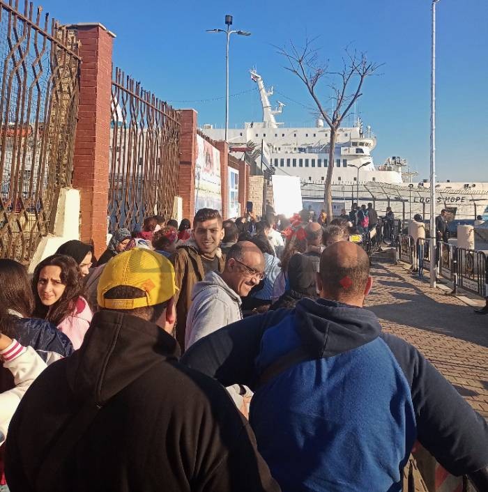 طوابير وزحام انتظارًا لزيارة "المكتبة العائمة"