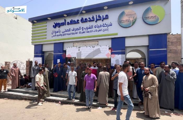 محصلو شركة مياه أسوان يجددون اعتصامهم.. وعاملين: غدا إضراب عن الطعام
