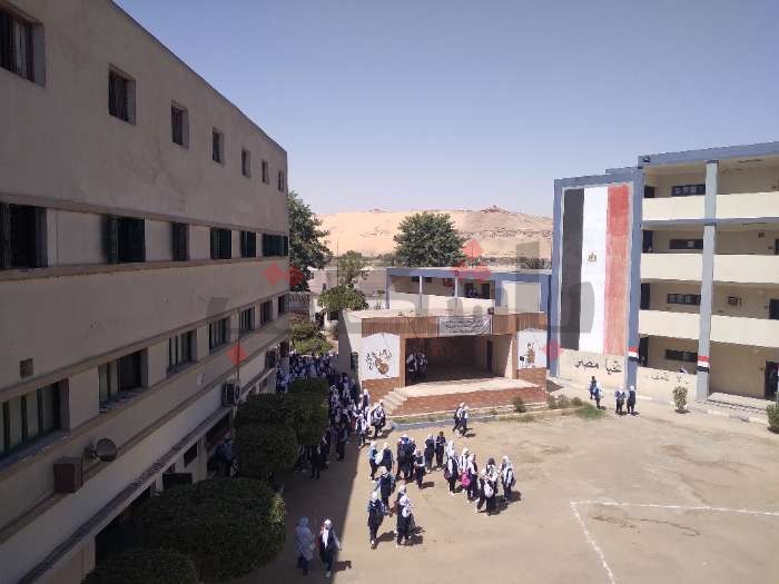 طلاب الصف الأولى الثانوي يبكون لصعوبة امتحان الرياضيات