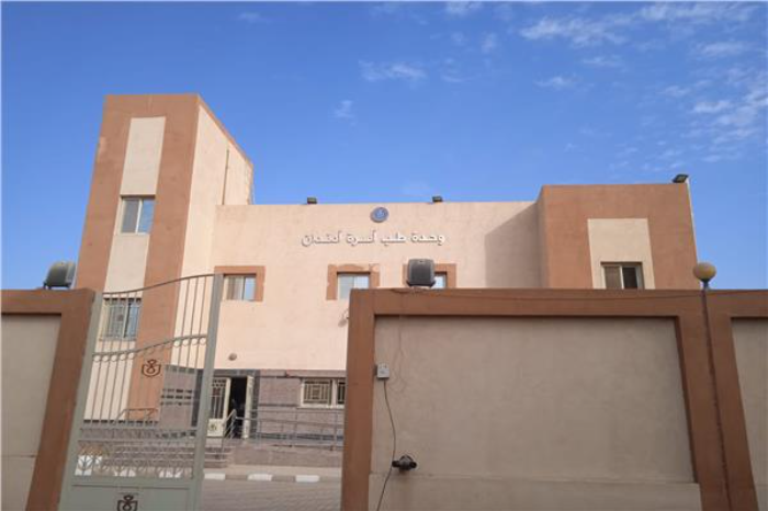 محافظ أسوان يغلق مطعمًا تسبب في تسمم 22 حالة بأدندان