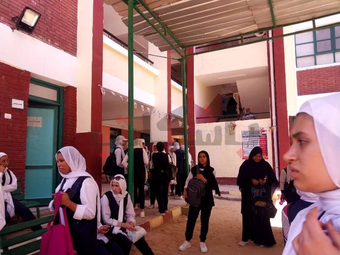 فرحة بين أوائل الشهادة الإعدادية بأسوان