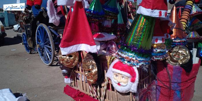 بالملابس الحمراء والأشجار المزينة أهالي أسوان يحتفلون بالكريسماس