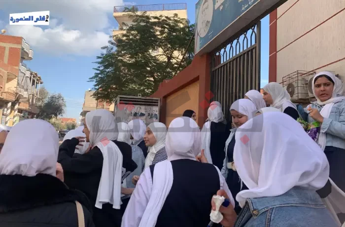 فرحة طلاب ثانية ثانوي بالدقهلية بعد امتحان "الكيمياء" و"الجغرافيا"