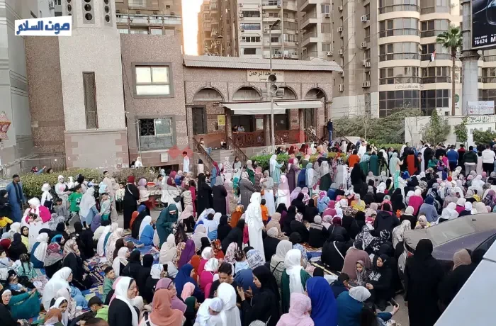 آلاف المصلين يؤدون صلاة العيد في مساجد وساحات "دار السلام"