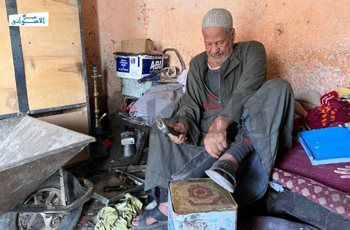 محمود عطا الله.. 40 عامًا من صناعة "صاجات الكعك"