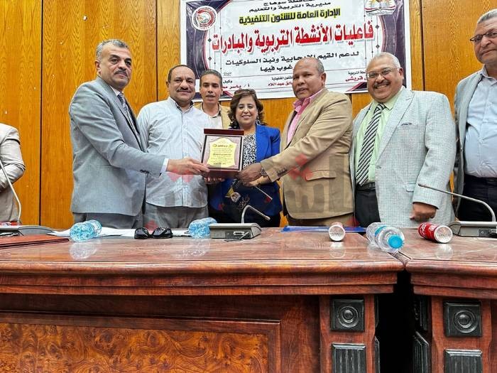 "تعليم سوهاج" تكرم الفائزين بمبادرة "بمسك القيم تبنى الأمم"