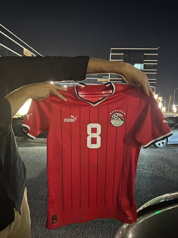 مزاد خيري على قميص "طارق حامد" لمساعدة أهالي غزة