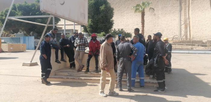وقفة لـ"عمال محطات كهرباء أسوان" لتطبيق الحد الأدنى للأجور