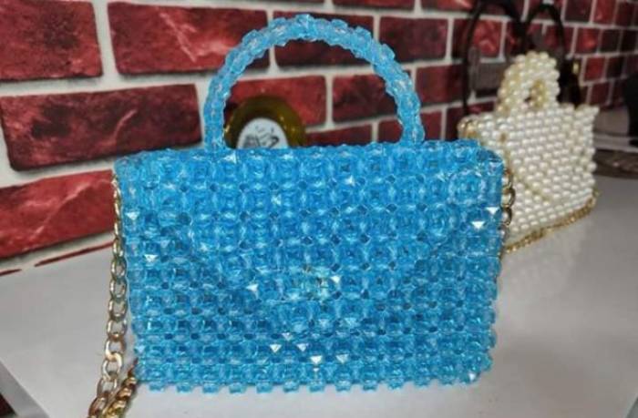 ورشة مجانية لتعليم صناعة الحقائب بالخرز في جامعة سوهاج