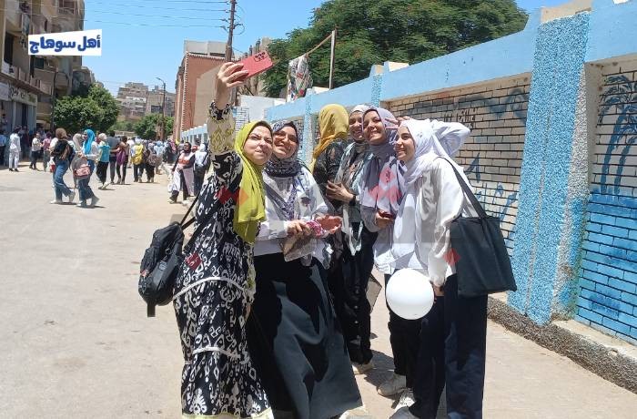 طلاب "تانية ثانوي" في سوهاج يُنهون امتحانات آخر العام