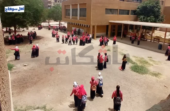 "انجليزي متوسط" لطلاب "الثاني الثانوي" بسوهاج