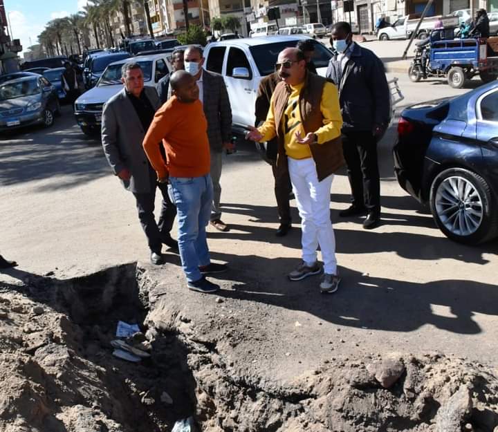 محافظ أسوان يشدد فرض غرامات لإتلاف الطرق العامة