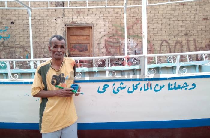 حتى لا تندثر مهنته.. محمود موظف صباحًا و"خطاط" ليلًا