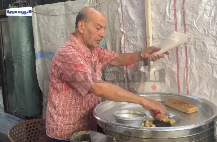 "عم السقا".. بائع "سمنية" حافظ على تراث بورسعيد