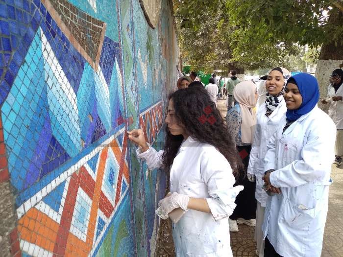 طلاب "الآثار" يبدؤون ترميم الجدارية الثانية لـ"وفيق المنذر" بأسوان