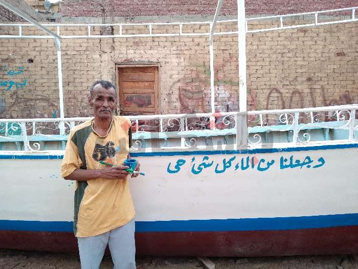 To preserve his profession, Mahmoud is an employee in the morning and "calligrapher" at night