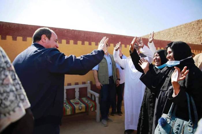 "السيسي" يتفقد المناطق المتضررة من السيول غرب أسوان