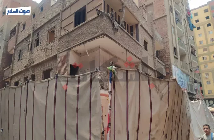 بدء هدم 3 منازل آيلة للسقوط.. والسكان: "أصبحنا بلا مأوى"