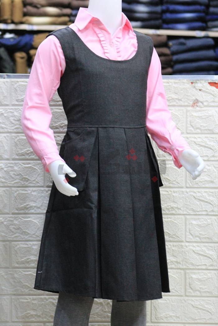 كيف أثرت الحياة اليومية على الزي المدرسي في المنصورة؟