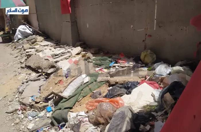 تراكم القمامة في شارع زيدان بعد إزالة أكشاك الباعة