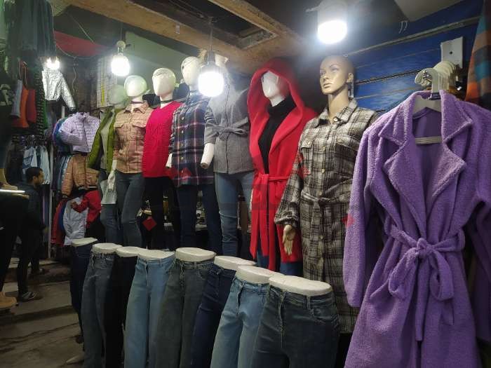 بسبب غلاء أسعار الملابس.. الصمت يخيم على محال "دار السلام"