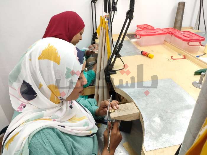متدربات مشروع "ُحلي أسوان" أثناء مراحل صناعة الُحلي